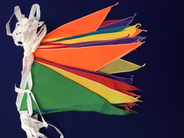 Streamer : 10m line with 18 15"x8" nylon pennants to a line